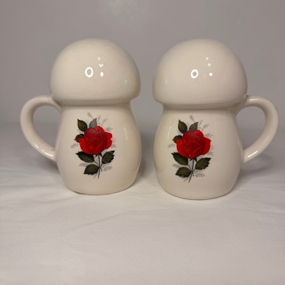 2 VINTAGE 1970s Roses Mushroom Handles Salt‎ Pepper Shakers Cottage Granny Retro